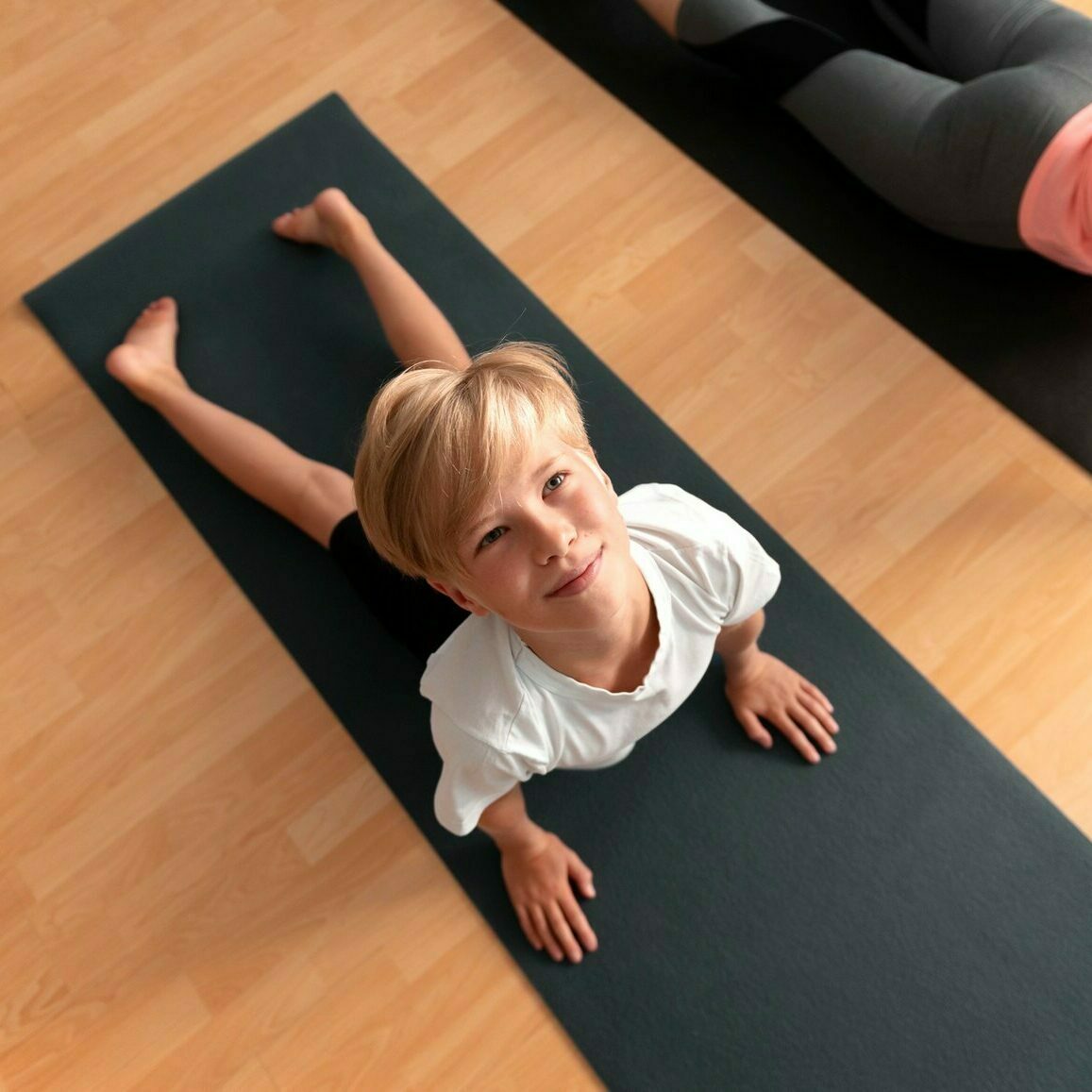 gros-plan-enfant-femme-tapis-yoga_23-2149063734